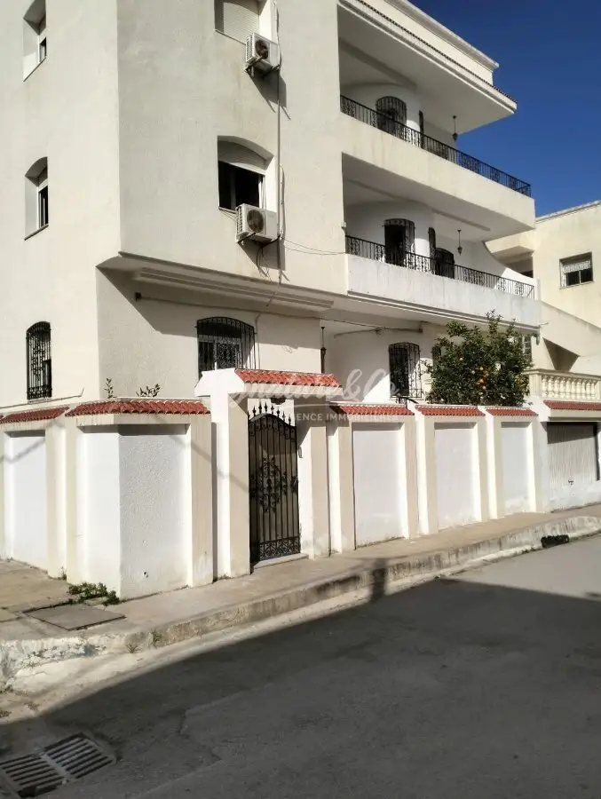 À Louer : Triplex S+7 spacieux situé à Cité Essalama